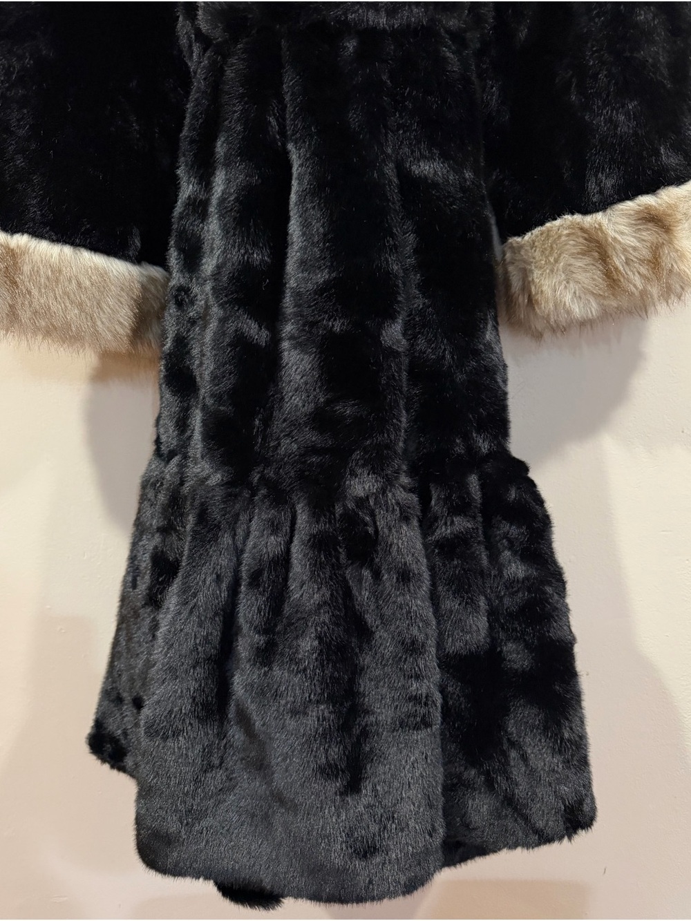 NWOT Black Faux Fur Long Coat with Beige Trim Size Medium/Large - Picture 8 of 13